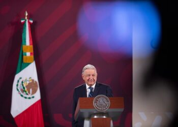 Democracia es gracias al pueblo, no por autoridades electorales: AMLO