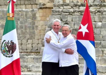 AMLO condecora a Díaz-Canel con la Orden del Águila Azteca