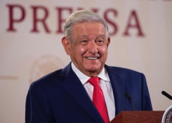 “Deben llevar más gente; nosotros llenamos el Zócalo 60 veces”: AMLO minimiza asistencia a marcha en defensa el INE