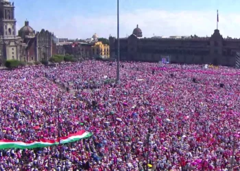 Miles se concentran en el Zócalo en defensa del INE; piden ‘echar para atrás’ el Plan B Electoral