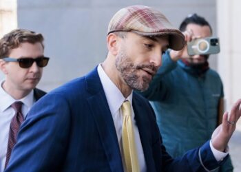 AMLO analiza denunciar a César de Castro, abogado de García Luna, por daño moral