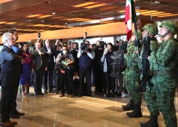 “Pura politiquería”, escándalo de militares armados por Honores a la Bandera en San Lázaro: AMLO