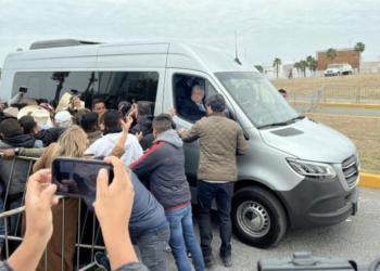 Personal de Salud recibe con reclamos a AMLO en Ciudad Victoria