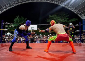 Gran éxito la función de lucha libre en Misión de las Flores