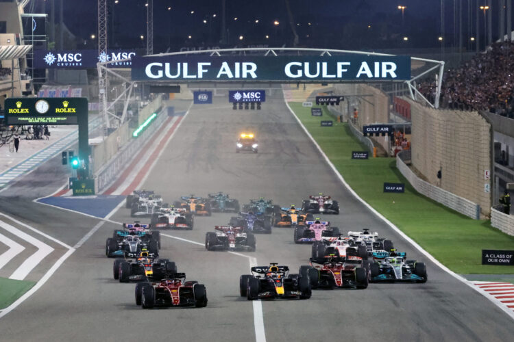 BAHRAIN INTERNATIONAL CIRCUIT, BAHRAIN - MARCH 20: Charles Leclerc, Ferrari F1-75, leads Max Verstappen, Red Bull Racing RB18, Sir Lewis Hamilton, Mercedes W13, Carlos Sainz, Ferrari F1-75, Sergio Perez, Red Bull Racing RB18, and the rest of the field at the start during the Bahrain GP at Bahrain International Circuit on Sunday March 20, 2022 in Sakhir, Bahrain. (Photo by Steve Etherington / LAT Images)