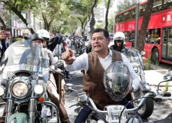 Alejandro Armenta da banderazo de salida a movimiento de motociclistas