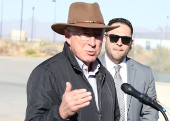 Estados Unidos y México abordan problemas de seguridad como socios, resalta Ken Salazar