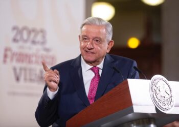 AMLO felicita a las mujeres por #8M; pide que manifestaciones “sean pacíficas, sin violencia”
