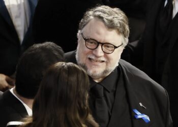 “Es un orgullo para México”: AMLO felicita a Guillermo del Toro por el Óscar