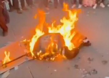 “No hace falta”: Condena AMLO quema de figura de ministra Norma Piña en el Zócalo