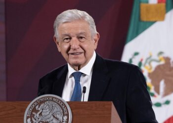 AMLO pide no votar por corruptos pese a orden de INE