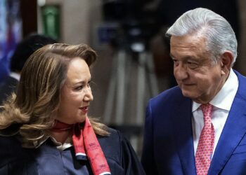 Acusaciones de plagio contra Yasmín Esquivel, asunto politiquero: AMLO