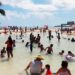 Turistas y locales disfrutan de playas cuidadas
