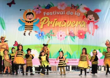 Con desfile y festival reciben la primavera