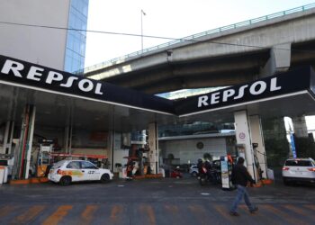 “Onerosos” y un “fraude completo”, contratos otorgados a Repsol para extraer gas en México: AMLO