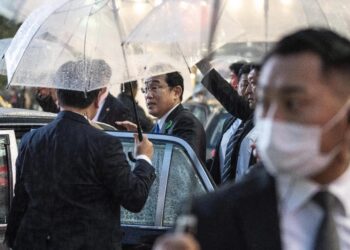 El primer ministro de Japón, ileso tras ataque con explosivos durante mitin