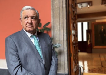 Reaparece AMLO tras 72 horas; confirma COVID y que sí se desvaneció