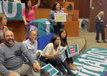 AMLO critica a senadores de oposición por defender a un “organismo bueno para nada” como el INAI