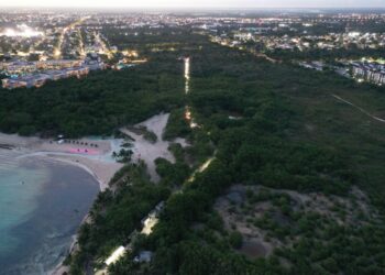 Gobierno municipal iluminó camino a Punta Esmeralda