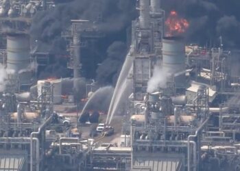 No es la de Pemex; se incendia planta de Shell en Deer Park, Texas