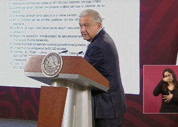 AMLO muestra 40 “privilegios” de ministros de la Corte; los acusa de violar Constitución por ganar más que él