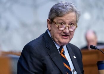 Son “muy prepotentes, ofensivos, majaderos”: AMLO pide no votar por senador republicano John Kennedy