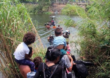 Flujo de migrantes está bajando en norte de México: AMLO