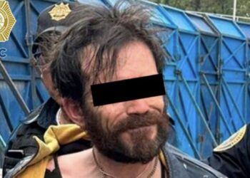 Joven saltó vallas y echó cemento alrededor del nuevo Ahuehuete de Reforma, reportes policiales