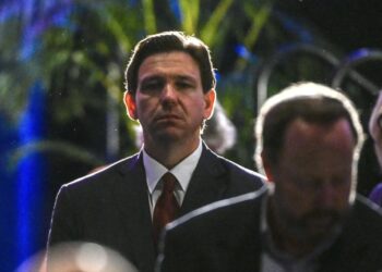 AMLO pide a hispanos no votar por Ron DeSantis en EE.UU.
