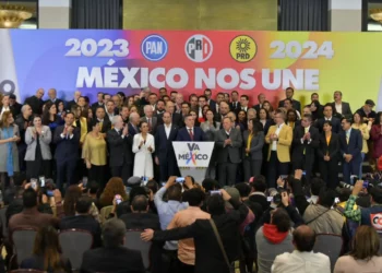 “Me están plagiando”: AMLO se burla de propuesta para definir por encuesta candidato presidencial de oposición