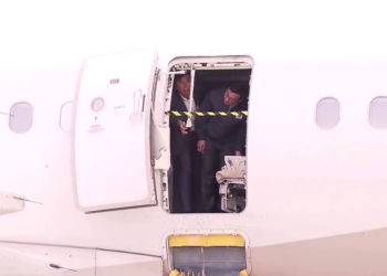 Pasajero abre salida de emergencia durante vuelo en Corea del Sur (VIDEO)