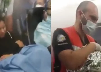 Avión aterriza de emergencia en aeropuerto de Cancún; pasajera dio a luz en pleno vuelo