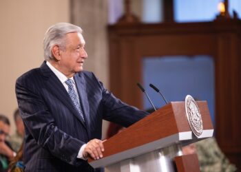 En el Día del Maestro, AMLO anuncia aumento salarial de 8.2% a trabajadores de la educación