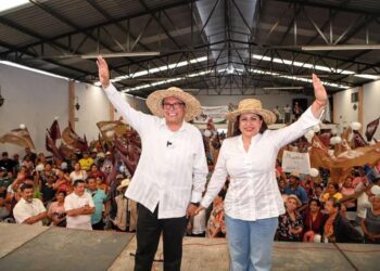 Ricardo Monreal se compromete a aumentar becas para estudiantes y adultos mayores