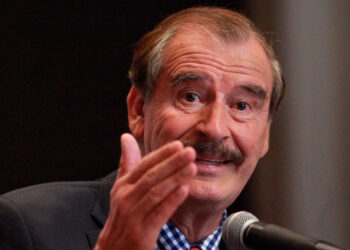 AMLO llama “cinicazo” a Fox por decir que fue él quien implementó pensión a adultos mayores