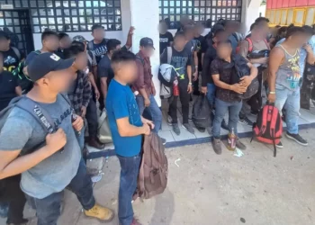 Aseguran a 129 migrantes en Sayula de Alemán, Veracruz