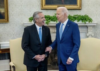 Argentina envía carta a Biden pidiendo apoyo con FMI; AMLO firmó el documento