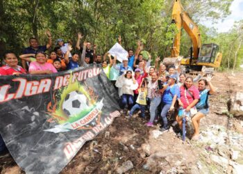 Lili Campos coloca primera piedra en Cristo Rey