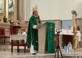 “Si quieren hacer política, que dejen la sotana”: Bedolla al obispo de Apatzingán tras críticas a AMLO