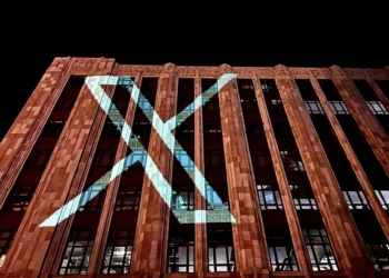 Elon Musk cambia logotipo del pájaro azul de Twitter por una “X”