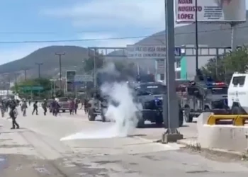 Pobladores repliegan a policías en Chilpancingo y bloquean carretera federal México-Acapulco y la Autopista del Sol