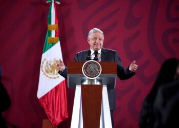 INE ordena a AMLO “bajar” conferencia por mostrar encuestas a favor de Morena