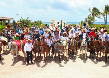 Realizan segunda cabalgata urbana en Playa del Carmen