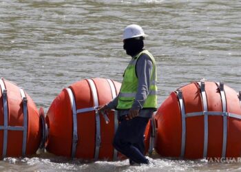 Desafía gobernador texano Gregg Abbot al presidente Joe Biden