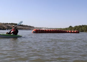 “Si se preocupara por vidas, haría su trabajo y aseguraría frontera”: responde Texas a AMLO por muro flotante