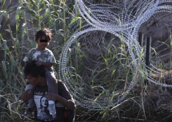 Boyas, contenedores y muro, los frenos a migrantes en la frontera que terminan en fracaso