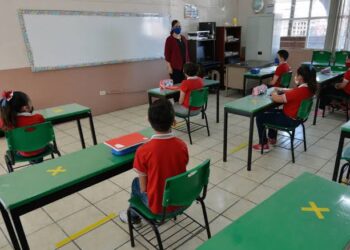 En medio polémica por libros de texto inician clases 24.4 millones de alumnos en México