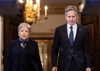 México y EE.UU. perfilan grupo de trabajo para retirar la barrera de boyas en Texas