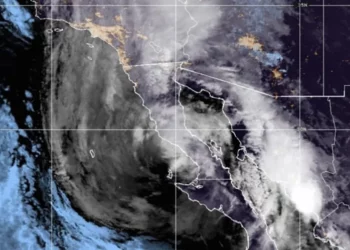 Huracán Hilary se debilita conforme avanza hacia Baja California