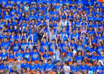 Lili Campos convive con niñas, niños y jóvenes del curso de verano Baaxlo’ob Paalalo’ob